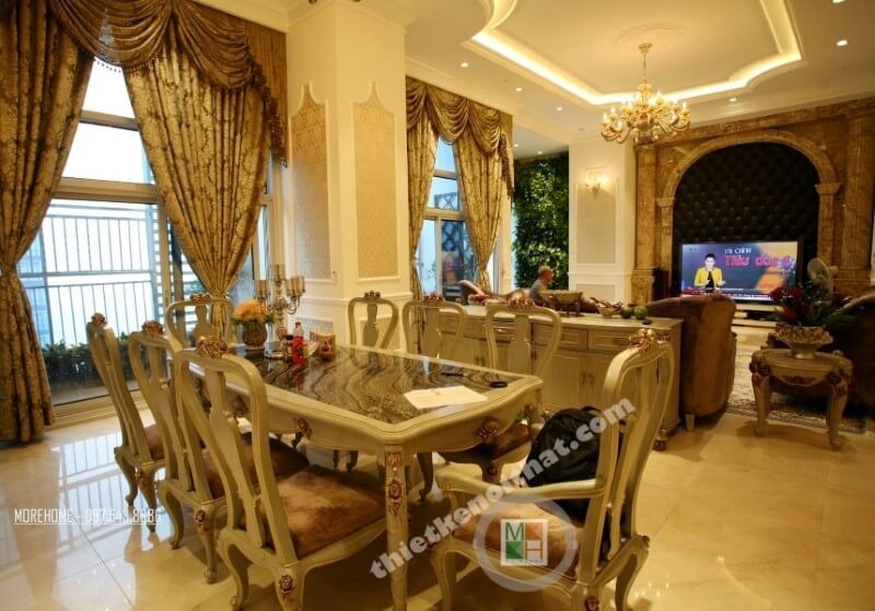 Bàn ăn được thiết kế mang tone màu đồng ánh kim mang lại cảm giác đồng nhất với các thiết kế khác mang tone màu vàng ánh kim nhẹ nhàng