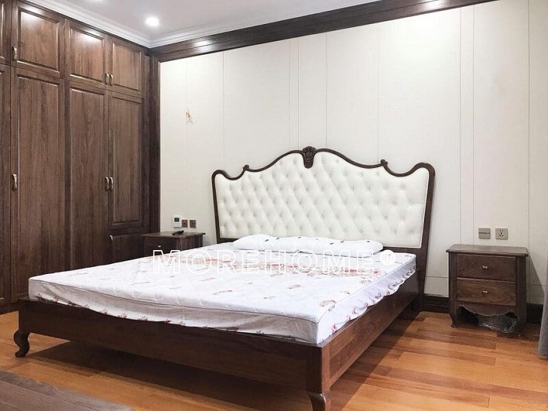 Mẫu giường ngủ óc chó tinh tế với thiết kế theo phong cách tân cổ điển sang trọng, đẳng cấp
